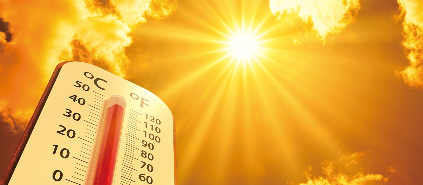 写真：太陽の光が強く降り注ぐ場所に、40度を指す温度計がある様子